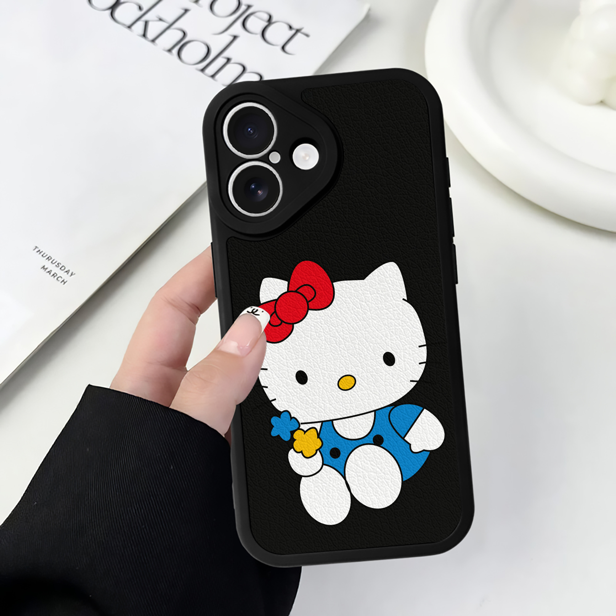 （画像用） Hello Kitty ハローキティ 【iPhone 16シリーズ対応】シリコンスマホケース（レザー調） 材質：シリコン
